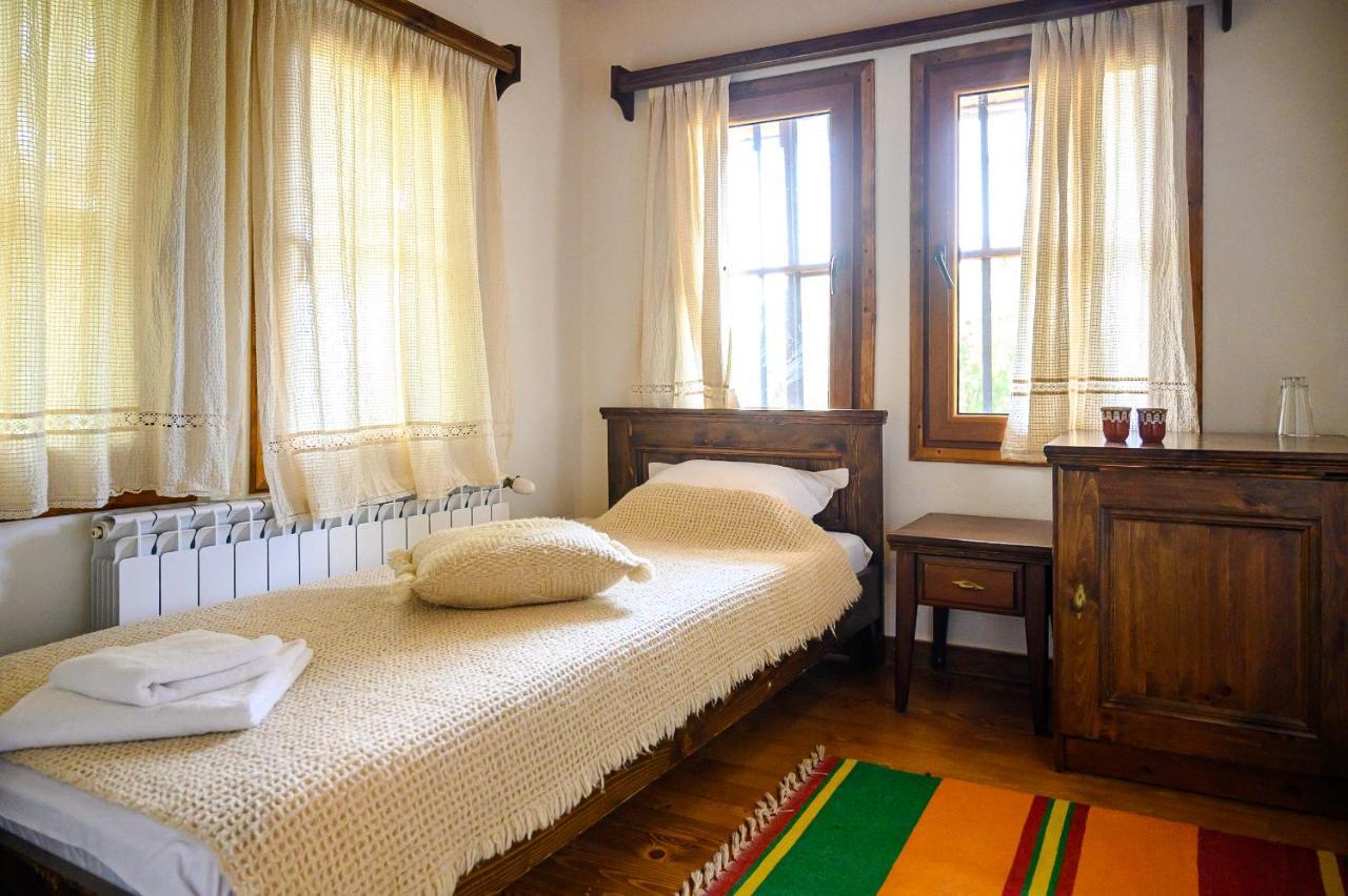 Guest Houses "Zlatna Oresha - Complex" Zheravna Esterno foto